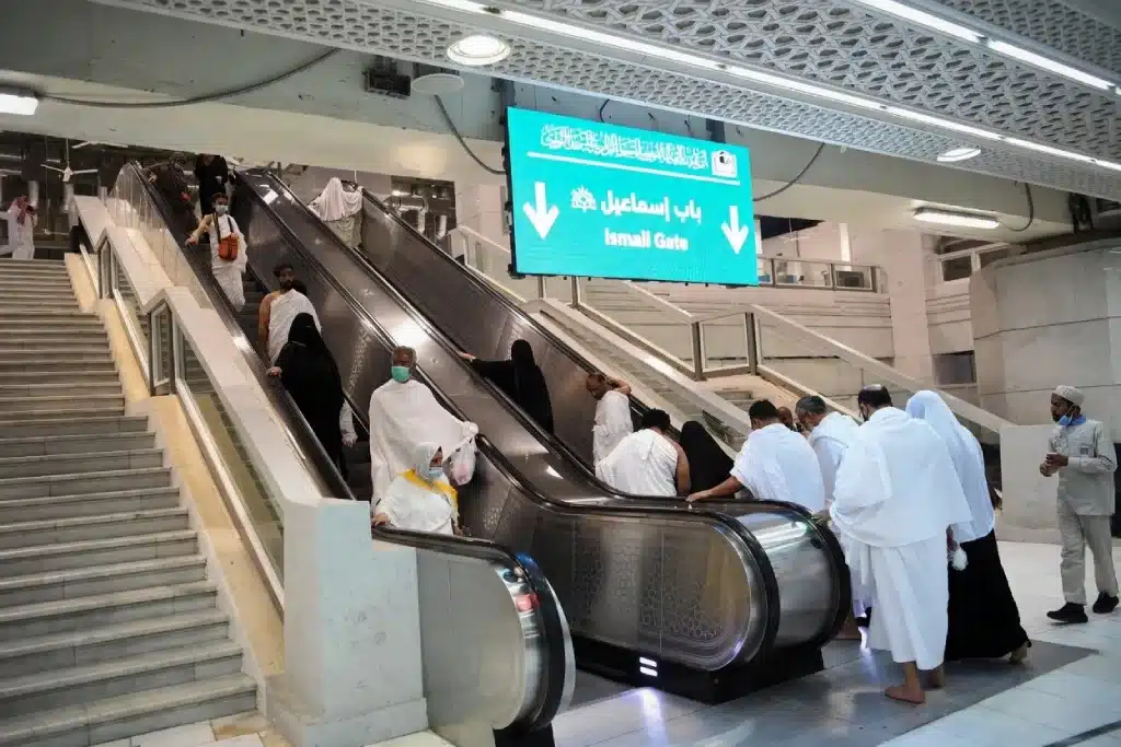 السلالم والمصاعد الكهربائية في الحرمين الشريفين